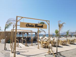 哈拉奇Alia Luxury Suites and Spa的海滩上一个 ⁇ 的标志