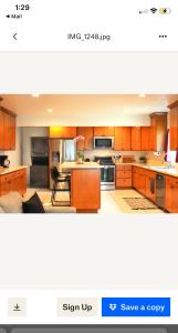 英格尔伍德Conveniently located 2bd-LAX-Sofi Stadium-Space X的厨房配有木制橱柜和炉灶烤箱。