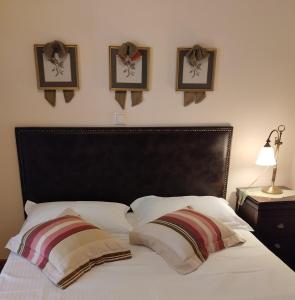 卡尔派尼西翁瓦伦蒂尼旅馆的一间卧室配有一张带两个枕头的床