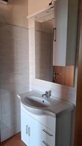 UzzanoAffittacamere Adri的浴室设有白色水槽和镜子
