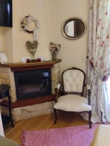 卡尔派尼西翁瓦伦蒂尼旅馆的客厅配有椅子和壁炉