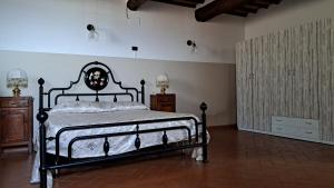 UzzanoAffittacamere Adri的一间卧室配有一张黑色床架