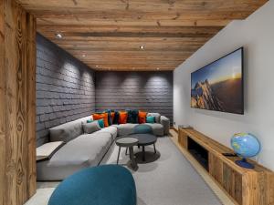 谷雪维尔Chalet Courchevel 1550, 7 pièces, 14 personnes - FR-1-562-47的带沙发和电视的客厅