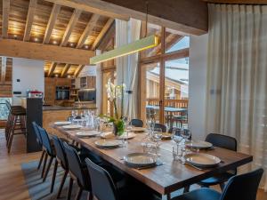 谷雪维尔Chalet Courchevel 1550, 7 pièces, 14 personnes - FR-1-562-47的用餐室配有大型木桌和椅子