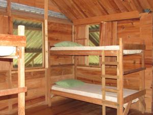 RivasMontaña Verde的小木屋内带双层床的客房