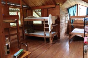 RivasMontaña Verde的小屋内带几张双层床的客房