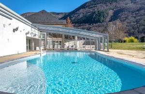 圣马梅特Village Club Les Balcons des Pyrénées的房屋前的大型游泳池