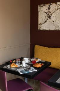 罗马内葛诺酒店的上面有两盘食物的桌子