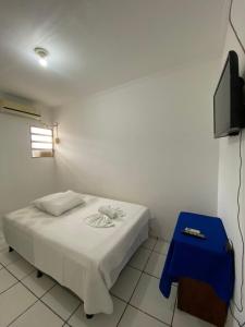 卡马穆Pousada o Paraiso的一间小卧室,配有床和蓝色凳子