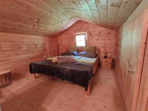 KrisplReithütte的小木屋内一间卧室,配有一张床