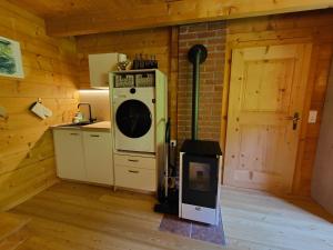KrisplReithütte的客房内设有带冰箱和炉灶的厨房