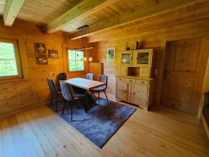 KrisplReithütte的小屋内带桌椅的用餐室