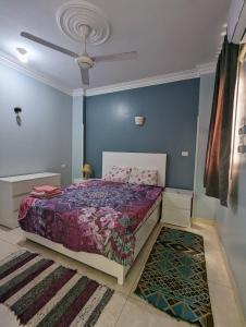 卢克索Villa Rebecca的一间卧室设有一张床和蓝色的墙壁