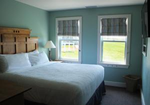 Morell罗德克洛布斯高尔夫及海滩度假酒店的一间卧室设有一张大床和两个窗户。