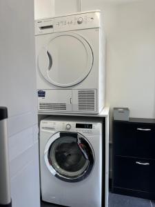 曼斯菲尔德Mansfield Town Centre Flats的洗衣机上洗衣机和烘干机