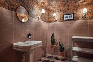 奥斯坦德Rosa Hotel的一间带水槽和镜子的浴室