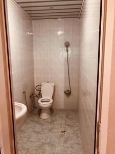 纳布兰Exotic的一间带卫生间和浴缸的小浴室