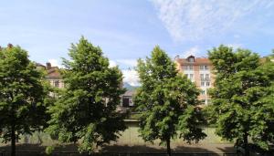 格勒诺布尔Le petit Versailles - T2 au centre-ville的建筑前的一群树木