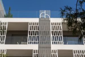 雅典Athens Hill Luxury Apartments的白色的建筑,旁边是白色的建筑