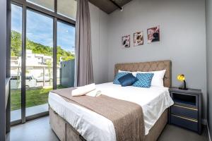 弗洛里亚诺波利斯Top Studios Canasvieiras TPS的一间卧室设有一张床和一个大窗户