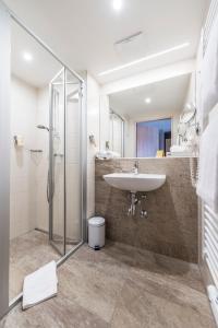 格伦德尔湖格伦德尔湖JUFA酒店的一间带水槽和淋浴的浴室