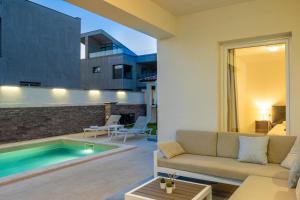 沃德年Villa Sunsea with heated pool的带沙发和游泳池的客厅