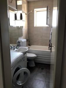 普里兹伦Blerta's apartment的浴室配有盥洗盆、卫生间和浴缸。