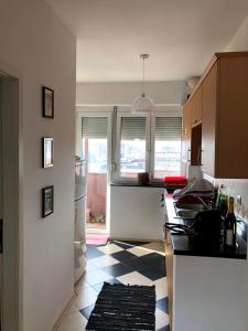 普里兹伦Blerta's apartment的厨房铺有黑白的格子地板。