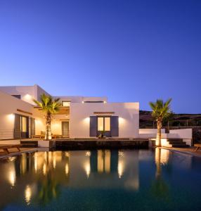 安提帕罗斯岛White Dream Suites Antiparos的夜间带游泳池的别墅