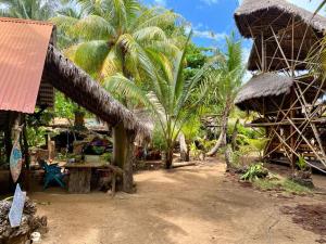 小玉米岛Ensueños big rooms的棕榈树和草屋度假村