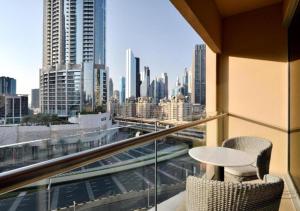 迪拜Deluxe - Address Dubai Mall - The Residence的市景阳台配有桌椅。