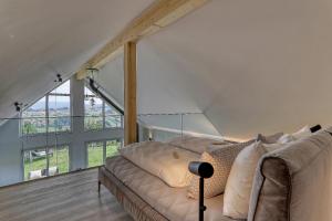 弗赖翁Chalet Panorama的带沙发和大窗户的客厅