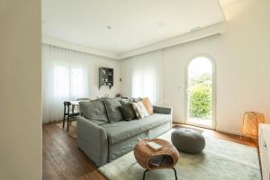 蓬塔德尔加达Azores Green Villas的客厅配有沙发和桌子