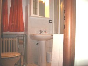 蒙多维布鲁诺之家住宿加早餐旅馆的一间带水槽和卫生间的浴室