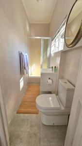 GlendinningvaleParsons Hill Apartment的浴室设有白色的卫生间和镜子