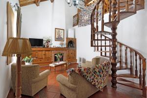 英雄港Casa das Rosas的客厅配有椅子和螺旋楼梯