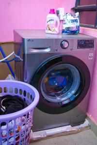 尼耶利Jaymorgan' Cabins.的洗衣机及其旁边的洗衣篮
