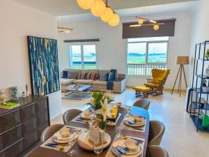 阿布扎比Luxury Golf View For Family 203A3的一间带桌椅的用餐室和一间客厅