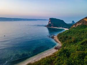 龙目岛库塔Inlight Lombok Beach Hotel的享有海洋和海滩的空中景致