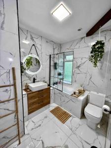 HadfieldLarge Peak District National Park Holiday House的浴室配有盥洗池、卫生间和镜子。