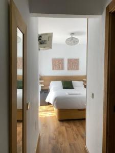 Habitación intima con patio privado的一间卧室配有一张大床和镜子