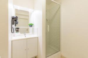 南特南特中心城市便捷公寓酒店的带淋浴和盥洗盆的白色浴室