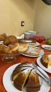 Uri考拉鲁坎达撒森图酒店的餐桌上摆放着面包和糕点