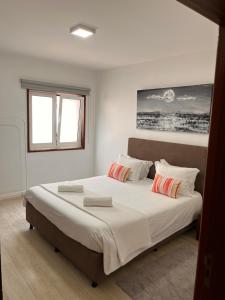 波瓦-迪瓦尔津Casa da Vila Guest House的一间卧室配有一张大床和两个枕头