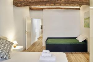 锡耶纳Casa Monelli的一间卧室配有一张带绿色床垫的床