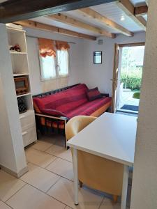 谢布尔"Les Echalas" Appartement indépendant avec cuisine en Lavaux Unesco的一间房间,里面设有红色的沙发