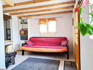谢布尔"Les Echalas" Appartement indépendant avec cuisine en Lavaux Unesco的窗户房间里一张红色的沙发