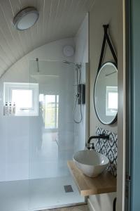 瑟索Glengolly Getaways的一间带水槽和镜子的浴室