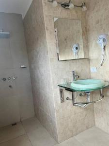 特雷利乌Apart Trelew 8的一间带绿色水槽和淋浴的浴室