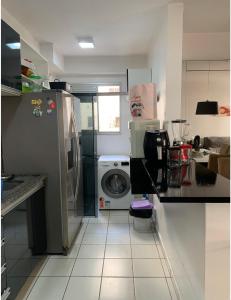 库亚巴Alugo Apartamento no Centro de Cuiabá的厨房配有冰箱和洗衣机。